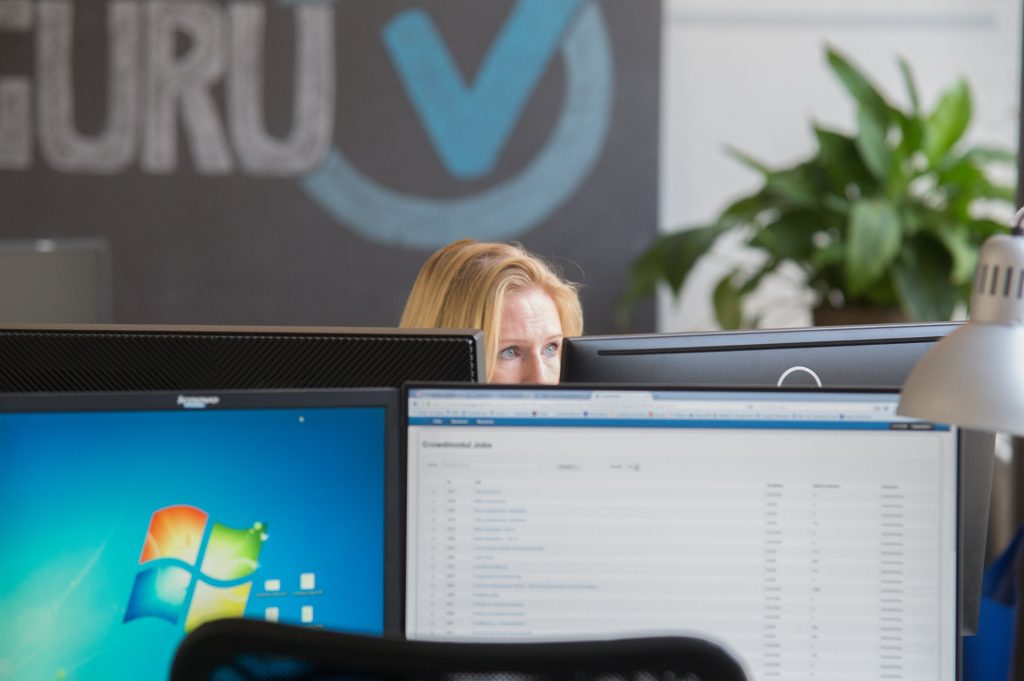 Mitarbeiterin im Büro