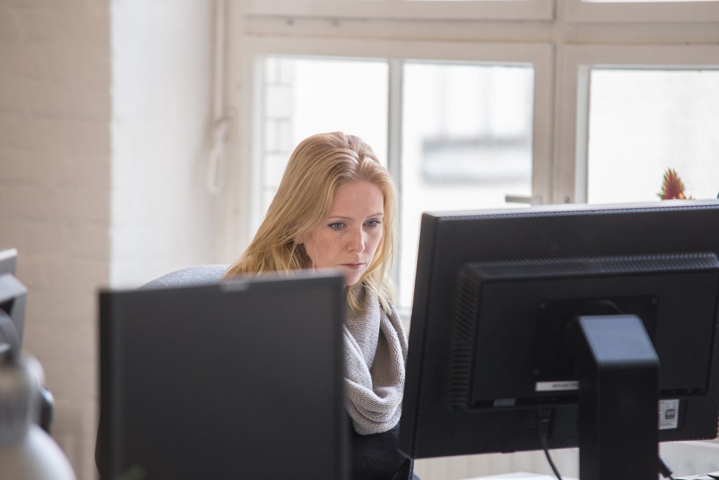 Mitarbeiterin im Büro