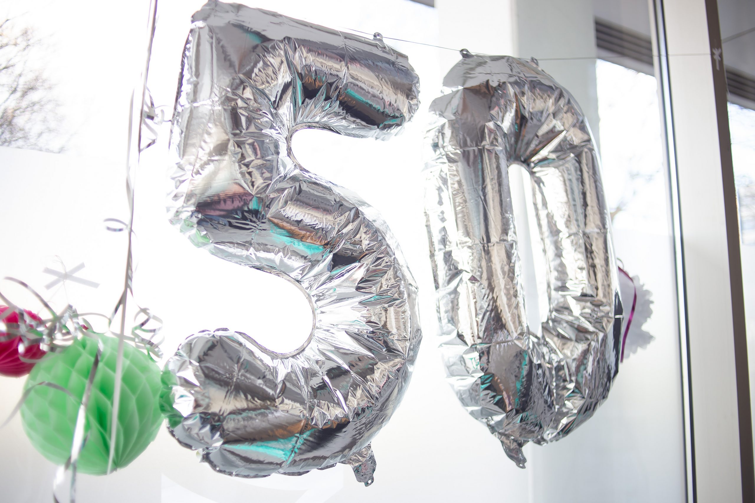 Luftballons mit den Zahlen 5 und 0