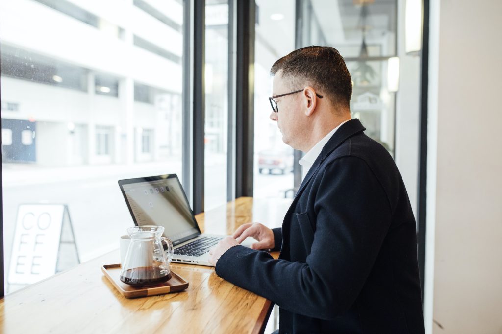 Geschäftsmann arbeitet an Laptop