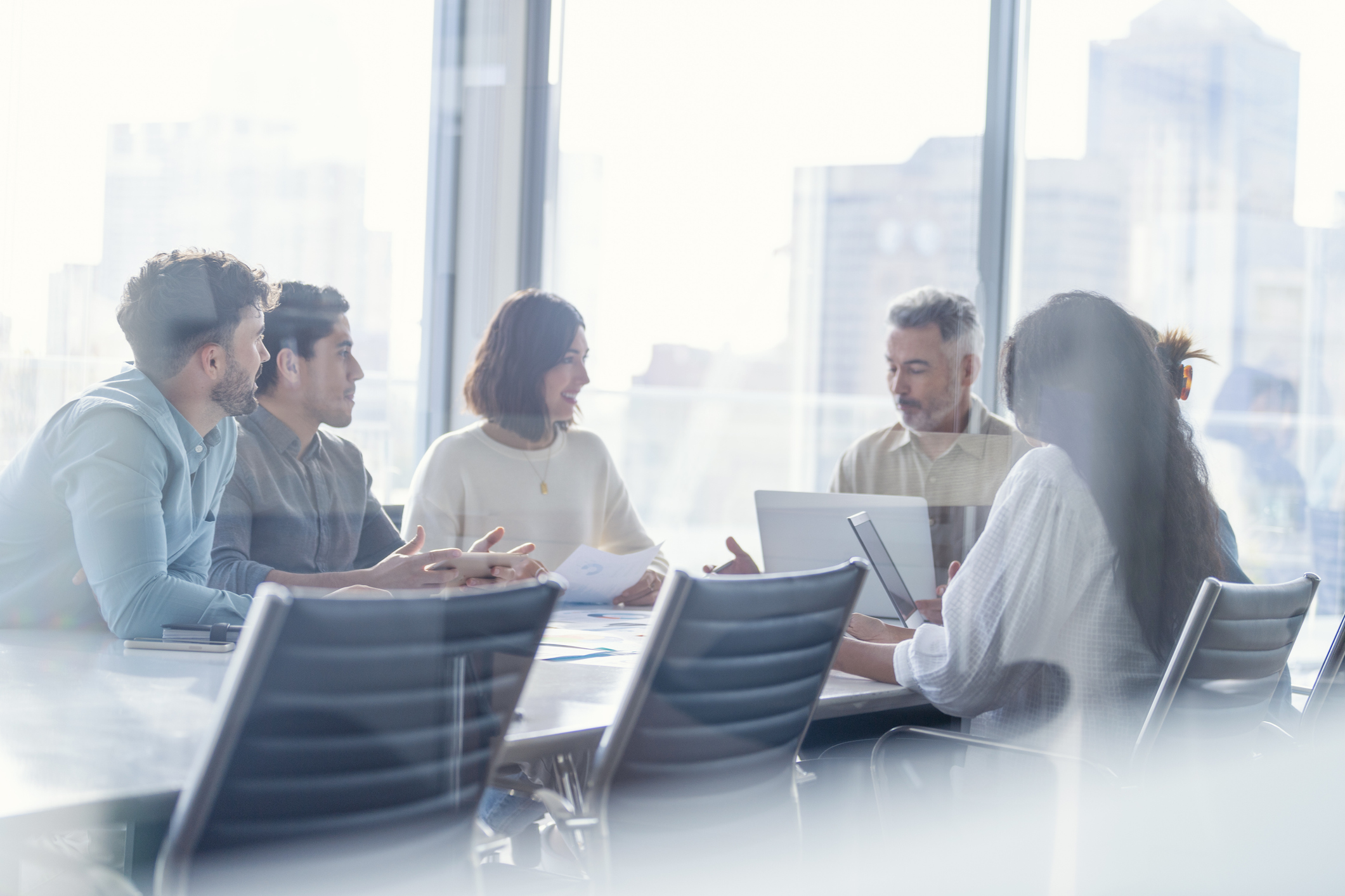 Eine Team-Besprechung in einem hellen Konferenzraum