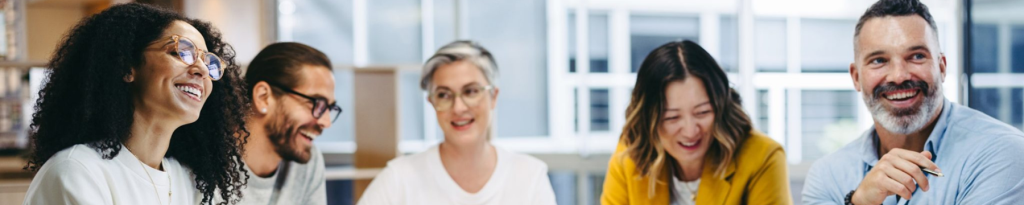 Drei Frauen und zwei Männer in Bürosituation