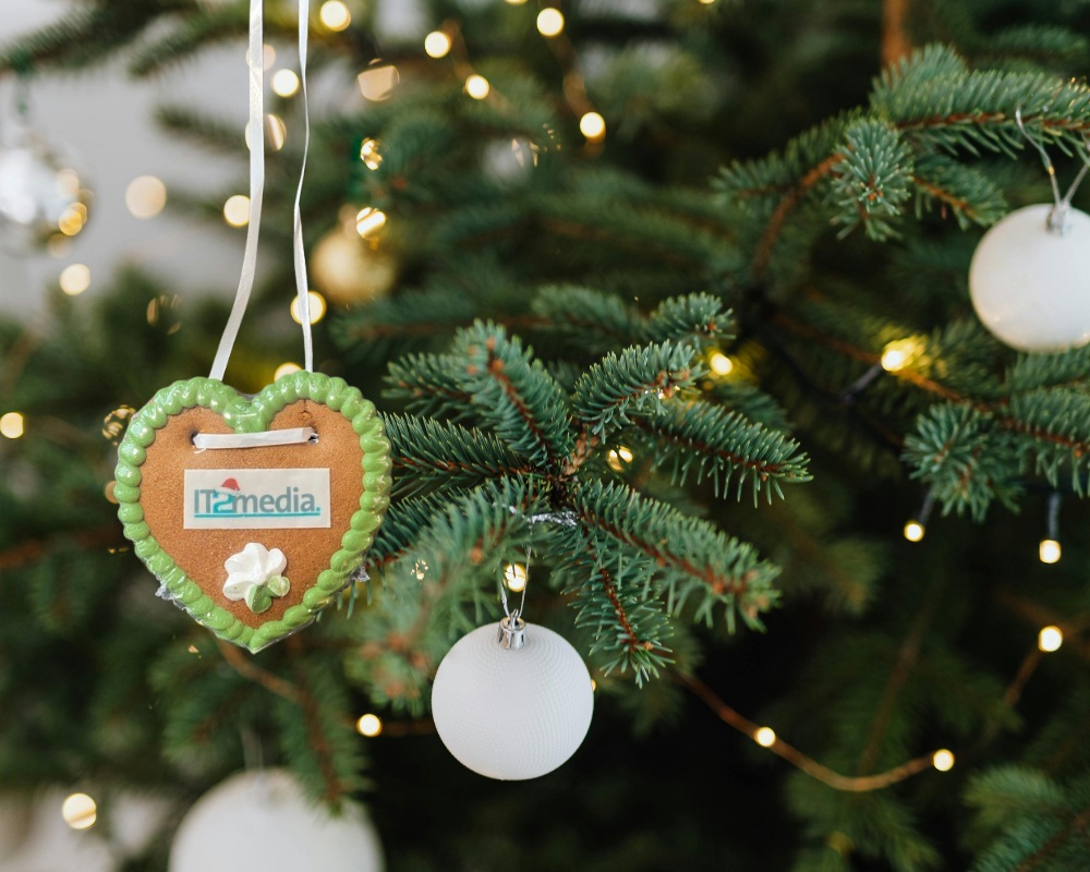 Weihnachtsbaum mit Lebkuchenherz - beschriftet mit IT2media