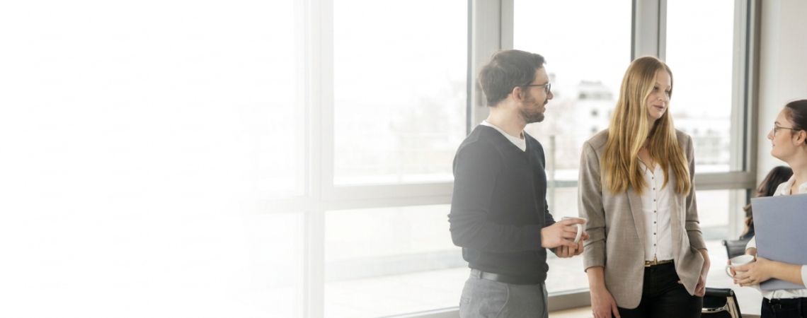 IT2media Mitarbeitende im Nürnberger Büro im Gespräch