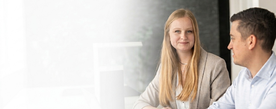 Mitarbeiterin und Mitarbeiter von IT2media in einem Büro